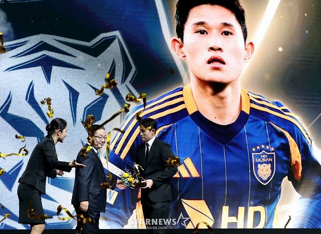 MVP 이동경이 1일 서울 홍은동 스위스그랜드호텔에서 열린 하나은행 K리그 2025 대상시상식에서 수상후 기념촬영을 하고 있다. /사진=강영조 선임기자