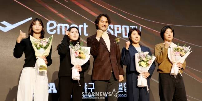 미국프로야구리그에 지명된 여자야구 선수들이 15일 서울특별시 송파구 방이동에 위치한 올림픽파크텔에서 열린 '2025년 야구소프트볼인의 밤'에 참석해 박찬호(가운데)와 포즈를 취하고 있다. 왼쪽부터 박민서(뉴욕), 박주아(샌프란시스코), 박찬호, 김라경(뉴욕), 김현아(보스턴). /사진=강영조 선임기자