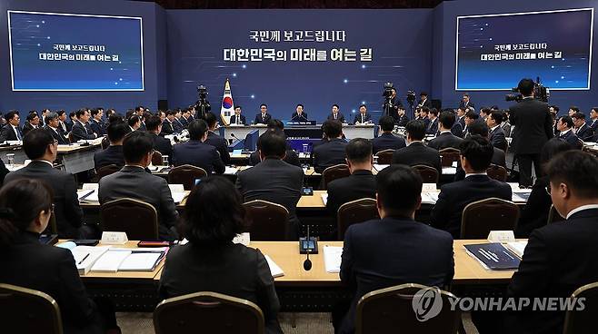 이재명 대통령, 부처 업무보고 발언 (세종=연합뉴스) 김도훈 기자 = 이재명 대통령이 17일 정부세종컨벤션센터에서 열린 산업부·지식재산처·중소벤처기업부 업무보고에서 발언하고 있다. 2025.12.17 superdoo82@yna.co.kr