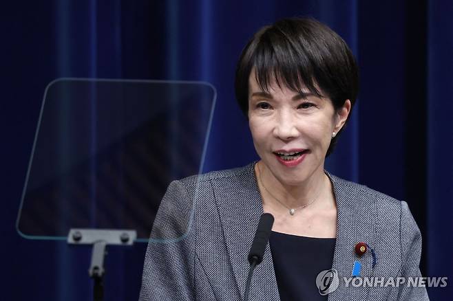 기자회견 하는 다카이치 사나에 일본 총리 (도쿄 AFP=연합뉴스) 다카이치 사나에 일본 총리가 17일 임시국회 종료를 맞아 총리 관저에서 기자회견을 하고 있다.