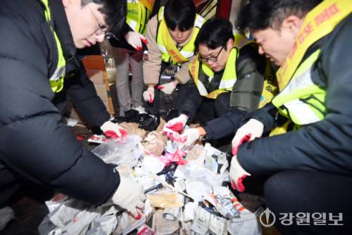 ◇춘천시 불법투기 단속반과 취재진은 지난 16일 밤 퇴계동에서 쓰레기 무단투기 현장을 확했다. 임도혁기자