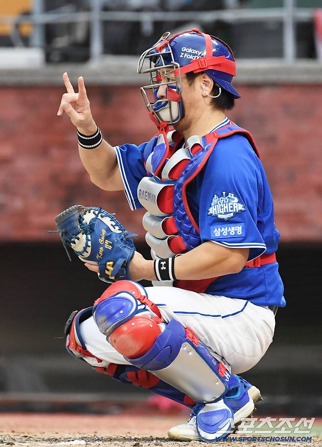 11일 인천SSG랜더스필드에서 열린 SSG와 삼성의 준PO 2차전. 삼성 포수 강민호가 마운드에 오른 배찬승을 리드하고 있다. 인천=박재만 기자 pjm@sportschosun.com/2025.10.11/