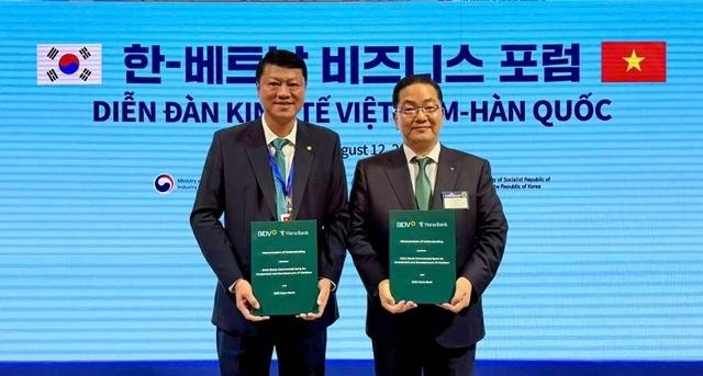 하나은행은 지난 8월 12일 서울시 롯데호텔 본관 크리스탈볼룸에서 열린 '한국‑베트남 비즈니스 포럼'에서 베트남투자개발은행(BIDV)과 '국가 간 QR결제 서비스 활성화를 위한 업무협약'을 체결했다. 이날 행사에 참석한 이호성 은행장이(오른쪽) 레 응옥 람 베트남투자개발은행장과 함께 협약서를 들고 기념촬영을 하고 있다. /하나은행