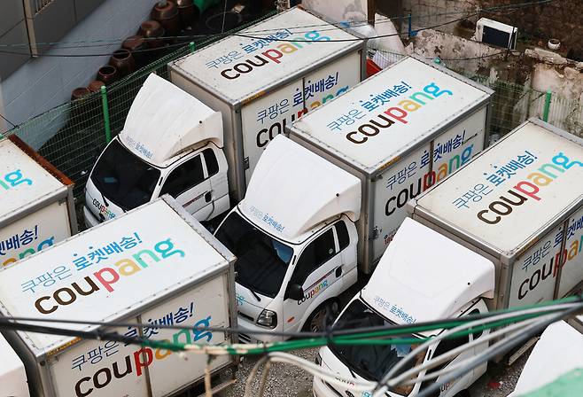 서울의 한 쿠팡 차고지에 배송 트럭들이 주차돼 있다. 연합뉴스