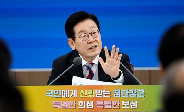 이재명 대통령이 18일 서울 용산 국방부 청사에서 열린 국방부, 국가보훈부 업무보고에서 발언하고 있다. 왕태석 선임기자