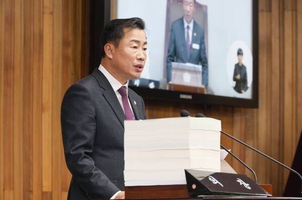 박두형 여주시의회 의장이 1조449억8천만원 규모의 2026년도 예산안을 의결하고 있다. 여주시의회 제공