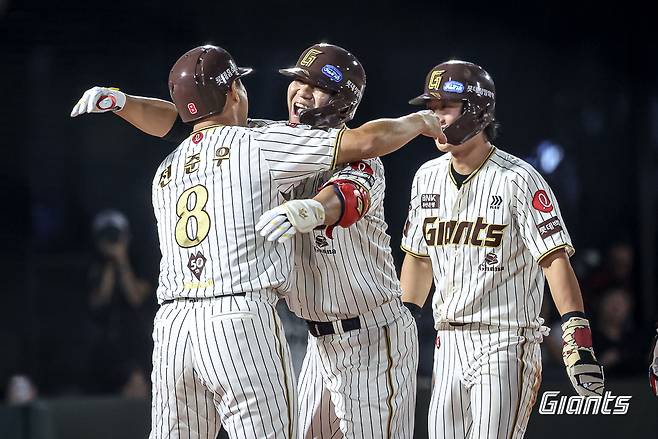 롯데 전준우와 김민성. 롯데 자이언츠 제공