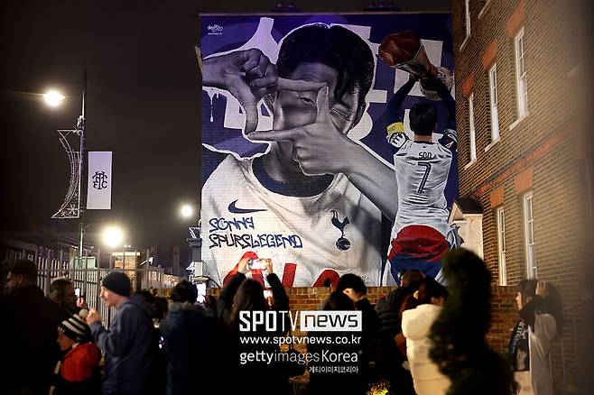 ▲ 손흥민과 토트넘 모두 기다리던 시간이었다. 손흥민은 경기 전 팬들 앞에 나서 "저 잊지 않으셨죠? 정말 환상적인 10년이었다. 여러분을 절대 잊지 않겠다. 언젠가 LA에서도 꼭 만나자. 사랑한다. COME ON YOU SPURS!"라며 찐한 애정을 표했다.