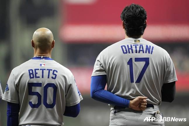 디퍼 조항을 통해 다저스와 계약을 맺은 무키 베츠(왼쪽)와 오타니 쇼헤이. /AFPBBNews=뉴스1