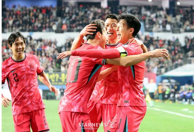 대표팀 주장 손흥민(오른쪽)이 지난달 14일 대전월드컵경기장에서 열린 대한민국축구대표팀과 볼리비아(FIFA 랭킹 76위)와의 친선경기에서 후반 프리킥 골을 성공시킨 후 동료들과 기뻐하고 있다. /사진=강영조 선임기자