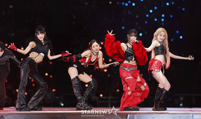 그룹 키스 오브 라이프가 6일 가오슝 내셔널 스타디움에서 진행된 스타뉴스 주최 '10주년 아시아 아티스트 어워즈 2025(10th Anniversary Asia Artist Awards 2025, '10주년 AAA 2025')에서 멋진 무대를 선보이고 있다. 12월 6일~7일 양일에 걸쳐 가오슝 내셔널 스타디움에서 펼쳐지는 '10주년 아시아 아티스트 어워즈 2025(10th Anniversary Asia Artist Awards 2025, '10주년 AAA 2025')'와 페스타 'ACON 2025'는 MTN(머니투데이방송)과 위버스(Weverse)를 통해 각각 TV와 온라인 스트리밍으로 생중계 된다. /2025.12.06 /사진=김휘선 hwijpg@