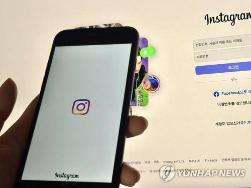 휴대폰에 인스타그램 앱 시작 화면을 띄운 모습 (서울=연합뉴스) 이진주 인턴기자 = 인스타그램 앱 시작 화면을 띄운 휴대폰. 2025.12.18