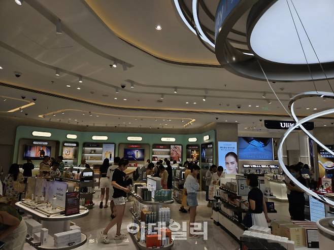 중국 하이난성 싼야의 국제면세쇼핑센터에서 고객들이 쇼핑하고 있다. (사진=이데일리 이명철 특파원)