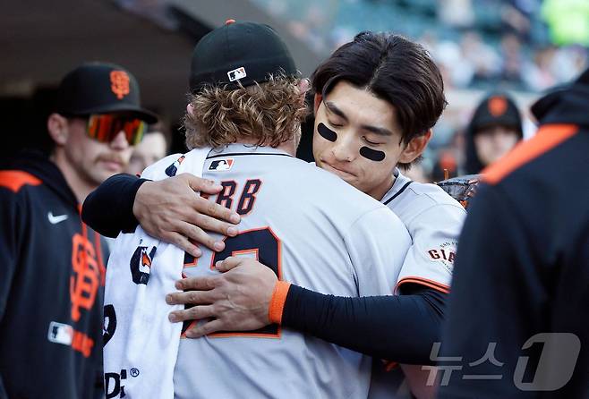 샌프란시스코 자이언츠에서 함께 뛰는 이정후와 로건 웹. ⓒ AFP=뉴스1