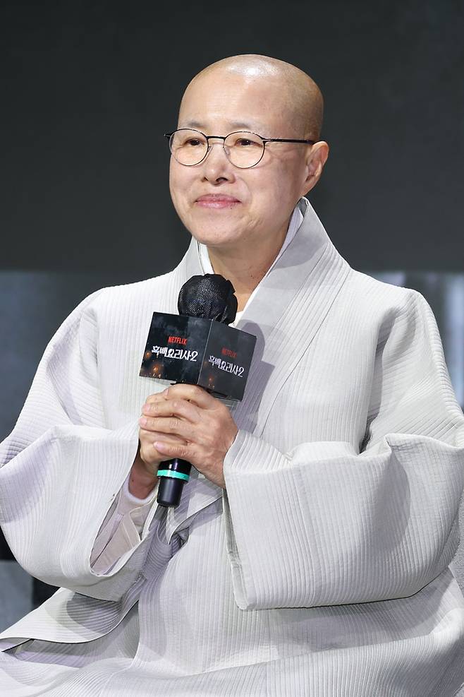 선재 스님이 17일 서울 종로구 JW메리어트동대문스퀘어에서 열린 넷플릭스 예능 ‘흑백요리사: 요리 계급 전쟁2’ 기자간담회에서 인사말을 하고 있다. 사진 | 연합뉴스