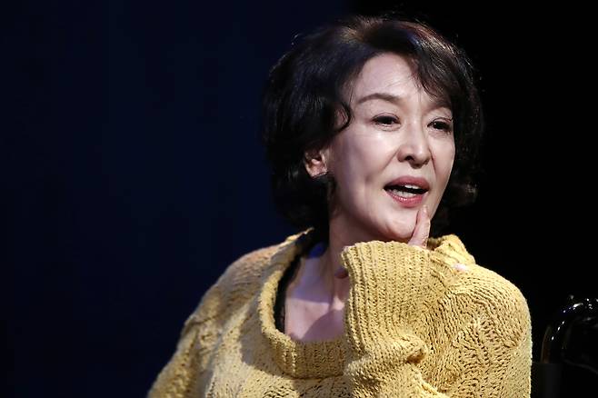 지난 2021년 10월 19일 산울림 소극장에서 열린 아카이브 '자화상I' 프레스콜에서 열연을 펼치는 배우 윤석화의 모습. /연합뉴스