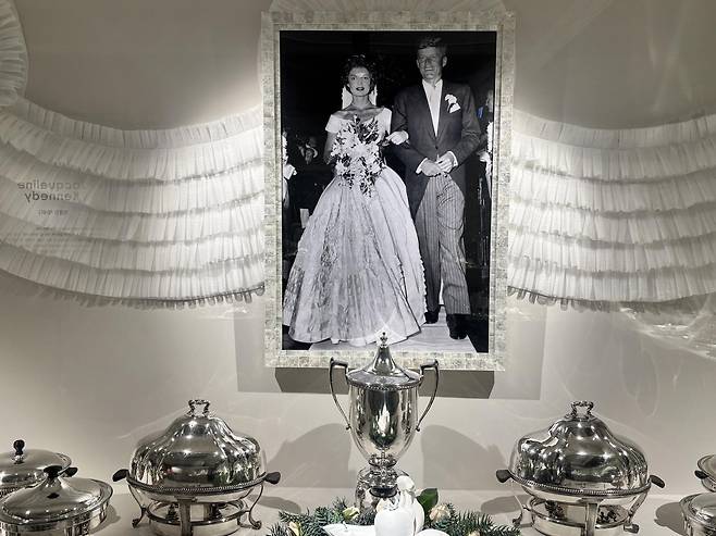 하우스오브애슐리 The Heritage Room. 재클린 케네디와 존F.케네디 결혼식 피로연에 쓰인 식기 및 실버웨어 컬렉션이 전시돼 있다. 황소영 기자 fangso@donga.com