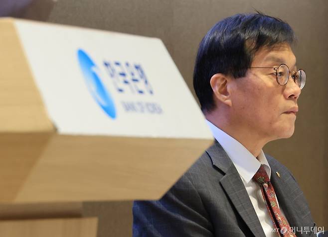 이창용 한국은행 총재가 17일 서울 중구 한국은행 본부에서 물가안정목표 운영상황 점검 설명회에 참석해 있다. /뉴스1