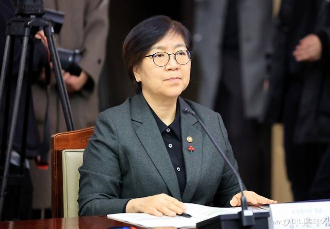정은경 보건복지부 장관이 11일 서울 종로구 정부서울청사에서 열린 제1차 의료혁신위원회 회의에 참석해 자리하고 있다./사진=(서울=뉴스1) 임세영 기자