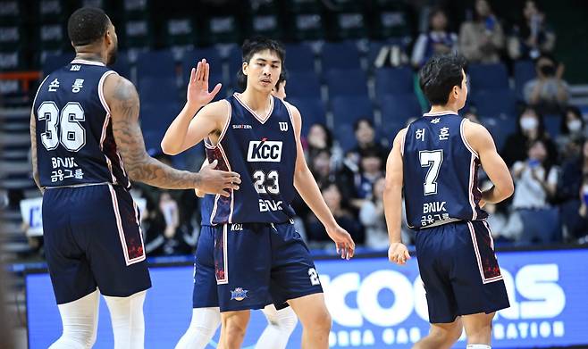 KCC 윌리엄 나바로(가운데)는 18일 부산서 열린 가스공사와 홈경기서 18점·10리바운드로 KBL 데뷔 이후 최고의 활약을 펼쳤다. 사진제공|KBL