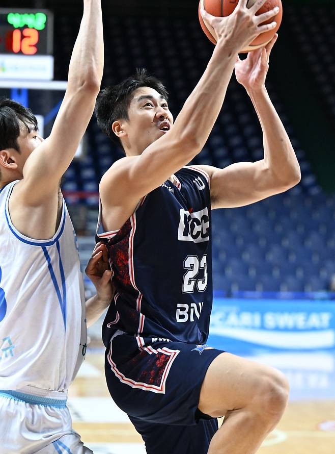 KCC 윌리엄 나바로(오른쪽)는 18일 부산서 열린 가스공사와 홈경기서 18점·10리바운드로 KBL 데뷔 이후 최고의 활약을 펼쳤다. 사진제공|KBL