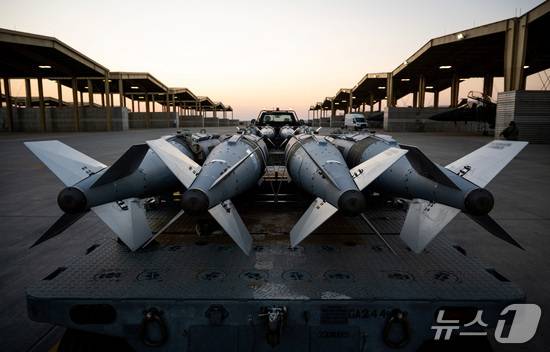 미국 공군이 19일(현지시간) 중앙사령부 책임구역 내에서 F-15E 스트라이크 이글에 GBU-31 탄약을 탑재할 준비를 하고 있다. 2025.12.19 ⓒ 로이터=뉴스1 ⓒ News1 김경민 기자