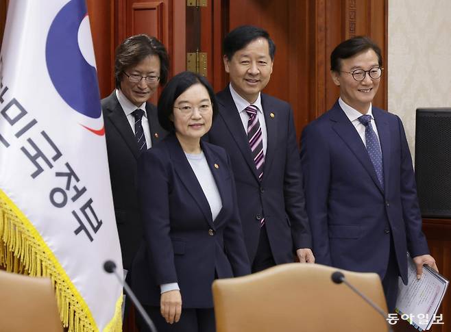 구윤철 경제부총리 겸 기획재정부 장관이 2일 오전 서울 종로구 정부서울청사에서 열린 경제관계장관회의에 입장하고 있다. 왼쪽부터 주병기 공정거래위원회 위원장, 한성숙 중소벤처기업부 장관, 구 부총리, 전재수 해양수산부 장관. 2025년 10월 2일. 변영욱 기자 cut@donga.com