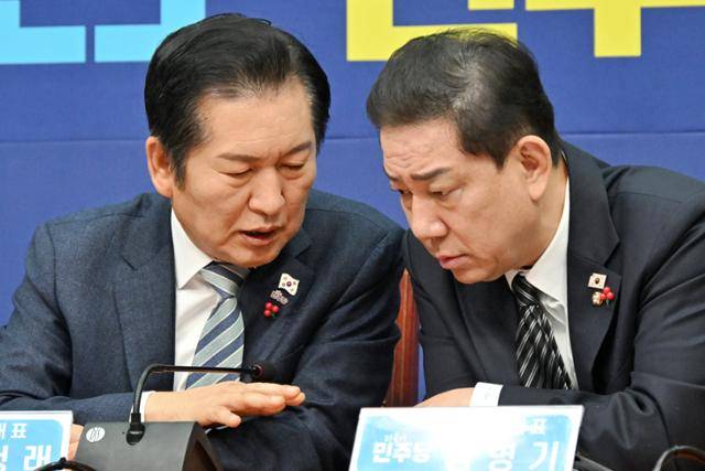 정청래(왼쪽) 더불어민주당 대표와 김병기 원내대표가 19일 국회에서 열린 최고위원회의에 참석해 대화를 나누고 있다. 민경석 기자