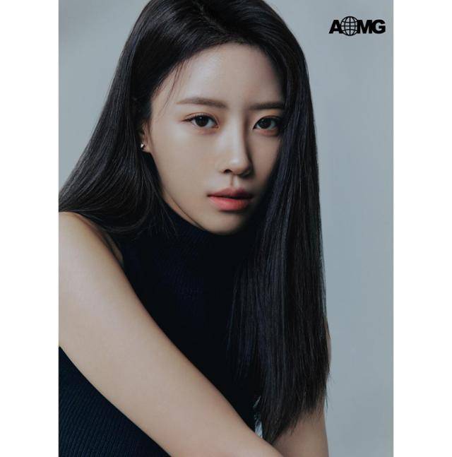 그룹 러블리즈 이미주가 AOMG에 새둥지를 틀었다. AOMG 제공