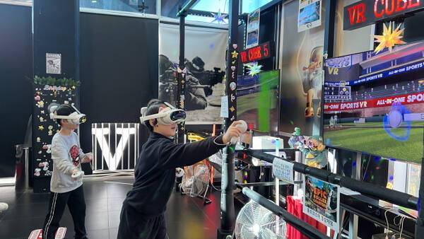 인천 연수구 송도국제도시 트리플스트리트로 수학여행을 온 학생이 가상현실(VR) 체험을 하고 있다. 인천미래교육문화원 제공