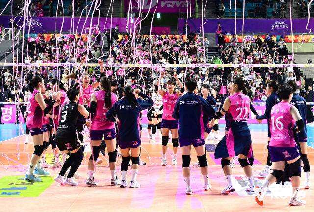 흥국생명 선수단./KOVO