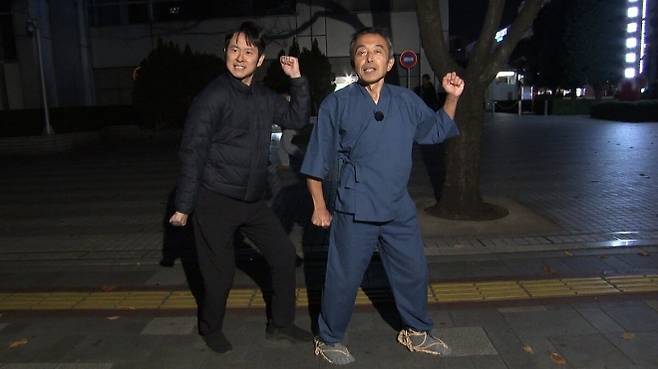 ‘에도 달리기’를 고안해낸 오바 카츠노리(사진 오른쪽)가 현지 취재진에게 달리기법을 알려주고 있다. FNN 보도화면 캡처