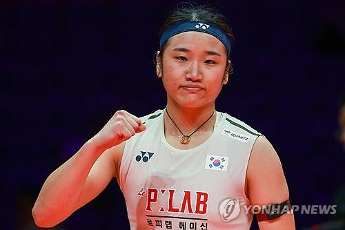 안세영은 20일(한국시간) 중국 항저우 올림픽스포츠센터 체육관에서 열린 2025 세계배드민턴연맹(BWF) 월드투어 파이널 여자 단식 준결승전에서 일본의 야마구치 아카네(세계 3위)를 게임스코어 2-0(21-15 21-12)으로 누르고 결승전에 진출했다. 안세영은 대회 결승전에서 중국의 왕즈이(세계 2위)를 상대한다. 준결승전을 마친 후 안세영은 올해 마지막 경기를 깔끔하게 승리해 2025년을 기분 좋게 마무리할 수 있기를 바랐다. 연합뉴스