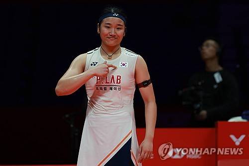 안세영은 20일(한국시간) 중국 항저우 올림픽스포츠센터 체육관에서 열린 2025 세계배드민턴연맹(BWF) 월드투어 파이널 여자 단식 준결승전에서 일본의 야마구치 아카네(세계 3위)를 게임스코어 2-0(21-15 21-12)으로 누르고 결승전에 진출했다. 안세영은 대회 결승전에서 중국의 왕즈이(세계 2위)를 상대한다. 준결승전을 마친 후 안세영은 올해 마지막 경기를 깔끔하게 승리해 2025년을 기분 좋게 마무리할 수 있기를 바랐다. 연합뉴스