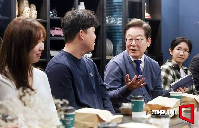 이재명 대통령이 더불어민주당 대선 후보 시절인 지난 5월 12일 경기 성남시 판교의 한 오피스텔에서 'K-혁신' 브라운백미팅에 참여해 판교 IT개발자 2030 직장인들과 간담회를 하고 있다. 2025.5.12 김현민 기자