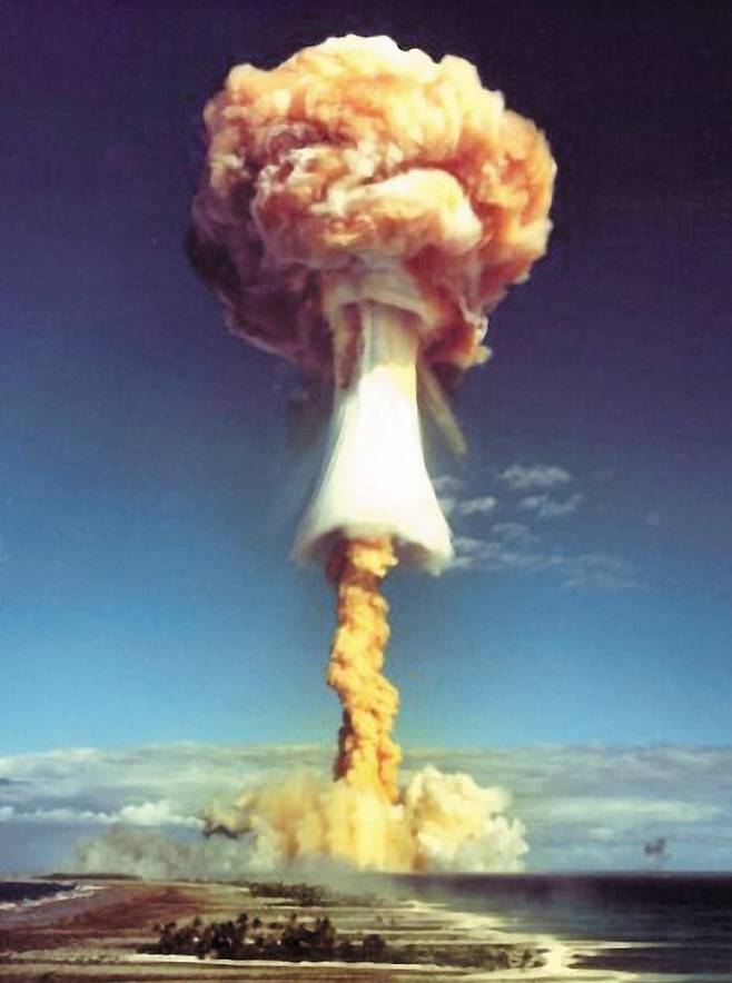 1971년 폴리네시아 모루로아 환초에서 벌인 프랑스의 핵실험으로 버섯구름이 솟아오르는 모습. /게티이미지코리아