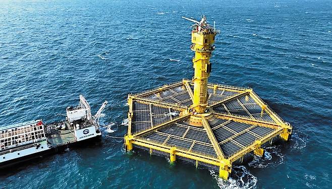 1월 한·중이 공동 관리하는 서해에 중국이 설치한 직경 70m, 높이 71m의 구조물 ‘셴란 2호’. 중국이 향후 이 구조물을 근거로 서해가 중국 소유임을 주장할 가능성이 있다. /신화 연합뉴스