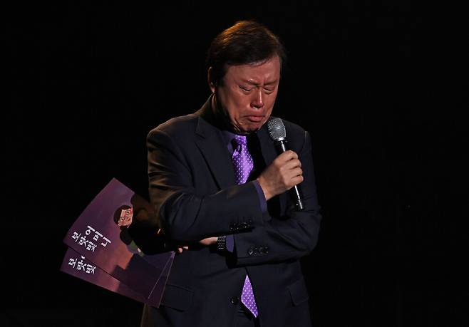 도종환 시인이 `보랏빛 어머니\'를 낭송하다 눈물을 흘리고 있다.