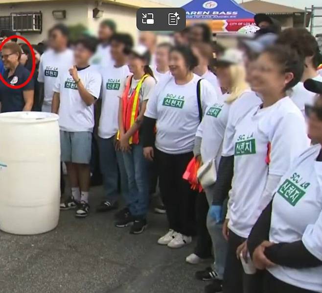 캐런 배스(왼쪽 동그라미) LA 시장이 지난 6월 현지에서 열린 LA시장실 주최의 커뮤니티 행사에 참여한 모습이다. 시장 옆에 있는 청년이 한글로 ‘신천지’ 문구가 적힌 티셔츠를 입고 있다. 유튜브 채널 '프리 오브 신천지' 캡처