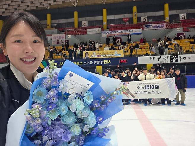 20일 오후 경기 고양시 덕양구 고양어울림누리 얼음마루에서 열린 '제41회 회장배 전국남녀 쇼트트랙 스피드스케이팅선수권대회'에서 김아랑의 은퇴식이 진행됐다. 사진은 김아랑이 팬들과 기념촬영하는 모습. /사진=브리온 컴퍼니 제공