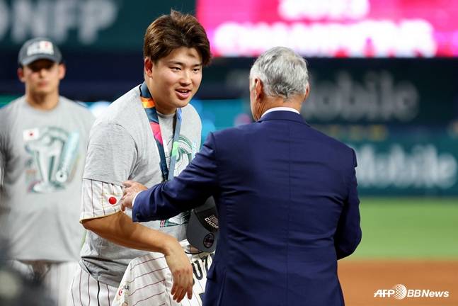 2023년 월드베이스볼클래식 우승 메달을 받고 있는 무라카미(왼쪽). /AFPBBNews=뉴스1
