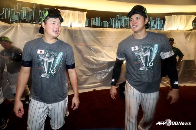 2023년 열린 월드베이스볼클래식 우승을 차지하고 오타니(오른쪽)와 세리머니를 하고 있는 무라카미(왼쪽). /AFPBBNews=뉴스1