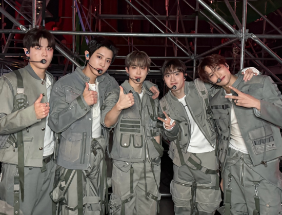 (왼쪽부터) 세훈, 찬열, 수호, 도경수, 카이.