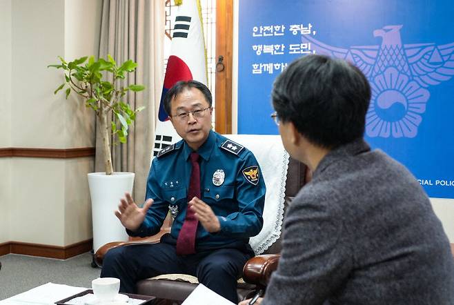 임정주 충남경찰청장이 중도일보와 인터뷰를 진행하고 있다.