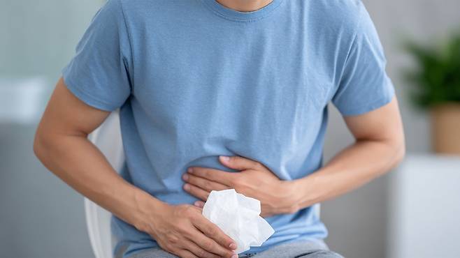 과음·과식 후에 대변에 피가 섞여 나오는 '혈변'을 경험할 수 있다|출처: 클립아트코리아