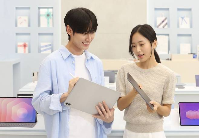 삼성전자 모델이 갤럭시 탭 S11 시리즈를 체험하고 있다. 삼성전자 제공