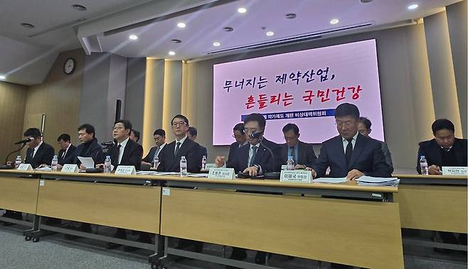 '제약바이오산업 발전을 위한 약가 제도 개편 비상대책위원회'가 12월 22일 오후 서울 서초구 한국제약바이오협회 대강당에서 정부의 약가 제도 개편안의 전면 재검토를 촉구하고 있다. /허지윤 기자