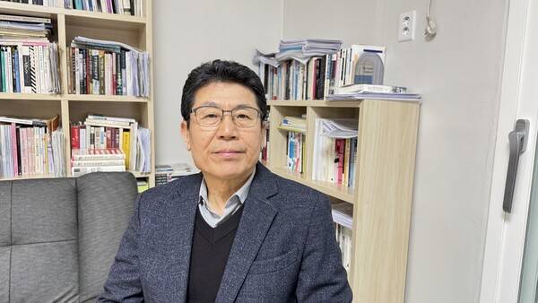 강인철 교수가 인터뷰 뒤 사진을 찍고 있다. 강성만 선임기자