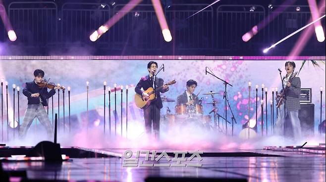 ‘2025 코리아 그랜드 뮤직 어워즈 with iM뱅크’(2025 KGMA) 둘째날 뮤직데이가 15일 오후 인천 영종도 인스파이어 아레나에서 펼쳐졌다. 밴드 루시가 공연을 펼치고 있다. 영종도(인천)=KGMA특별취재단/2025.11.15./