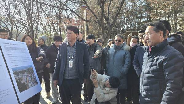 22일 유정복 인천시장이 인천 연수구 청학사거리 일대에서 GTX-B 공사현장에서 추진과정 등을 점검하고 있다. 장민재 기자